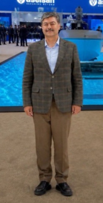 HaberReport's tweet photo. Sahte diplomalıdan sahte fotoğraf! 

AK Parti internet sitesinden sahte Balkan Üniversitesi diplomasını kaldırmak ile gündeme gelen AK Parti Kırşehir Milletvekili Necmettin Erkan'ın SAHA EXPO'ya dair paylaştığı fotoğrafların yapay zeka olduğu ortaya çıktı. 

Erkan’ın vücut duruşunun ve bakış açısının tüm mekanlarda birebir aynı olması, dijital düzenleme tekniklerinin kullanıldığını somutlaştırdı.