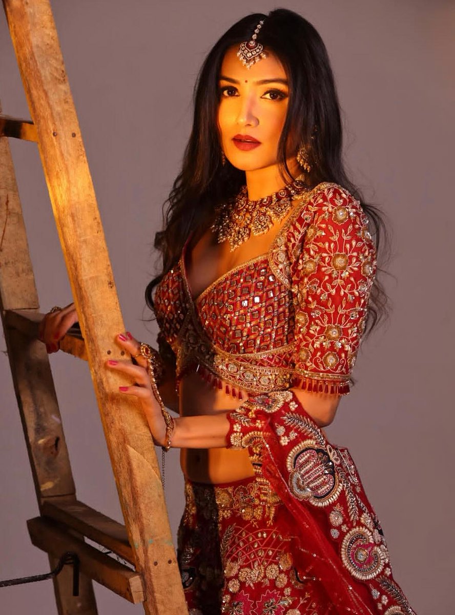 tellychakkar's tweet photo. Actress @donalbisht looks absolutely dreamy in this royal outfit, serving pure queen energy with grace and elegance. ✨👑
#DonalBisht #RoyalLook #AmazingLook #DreamyVibes #QueenEnergy #EthnicFashion #GlamLook #TrendingNow #CelebrityStyle #FashionGoals https://t.co/H4tm8HzFTn