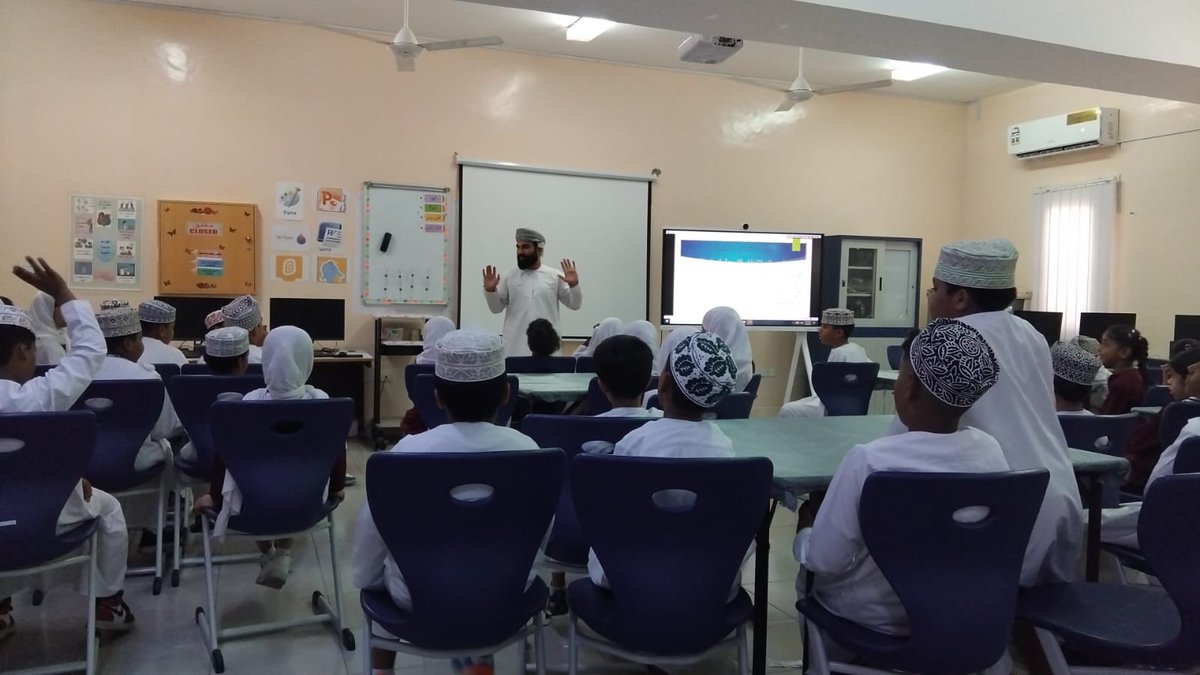 muttrah123's tweet photo. مشاركة مجتمعية مميزة لمدرسة مطرح بتقديم محاضرة بعنوان "السلوك مرآة الأخلاق" قدمها المحاضر عبدالعزيز المعولي لطلبة المدرسة، بهدف تعزيز القيم الأخلاقية والسلوك الإيجابي لديهم.
#تعليمية_مسقط 
#تعليم_مستدام 
#مدارسنا_مستقبل_واعد https://t.co/pRZgxjDA2j