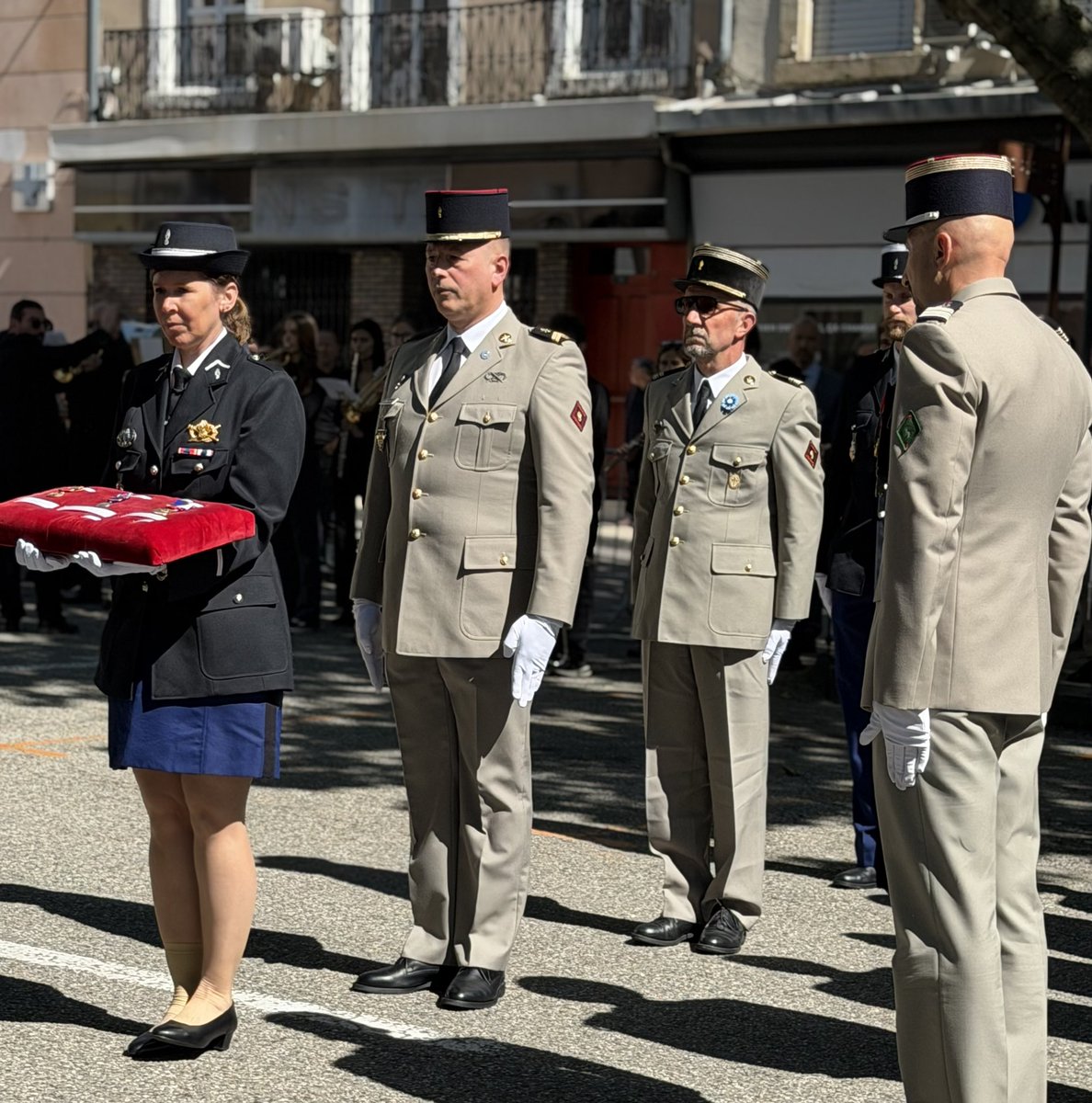 07_dmd's tweet photo. #Commémoration Hier à Privas, le SGT (R) Jérôme et le LCL (R) Olivier ont été décorés respectivement de la médaille d’or de la défense nationale agrafe "Infanterie" et de la médaille d’argent des réservistes volontaires de défense agrafe "Garde Nationale". #FiersDeNosRéservistes https://t.co/D1TNVCFEau