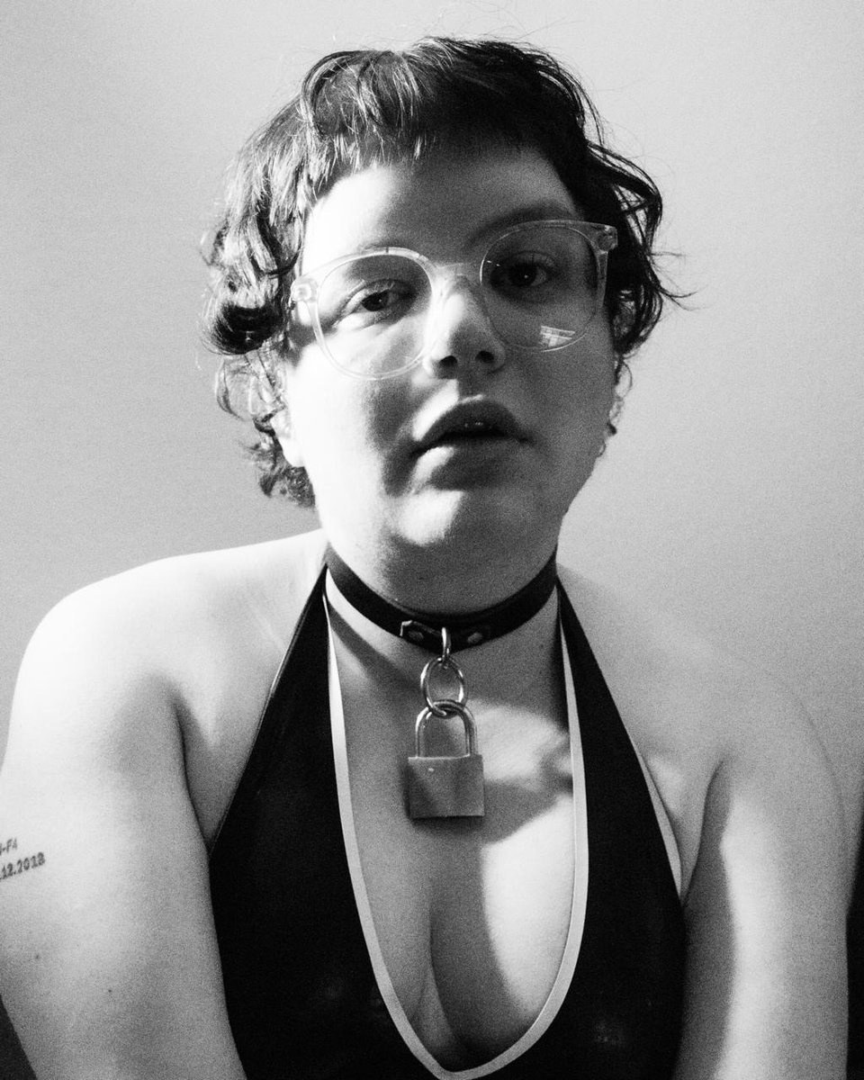 adeleuuuuh's tweet photo. Nouvelles lunettes, frange de technogouine, techno problématique en fond de cale, autoportraits, we are so back ⛓✌ https://t.co/GvXvfJ54BP