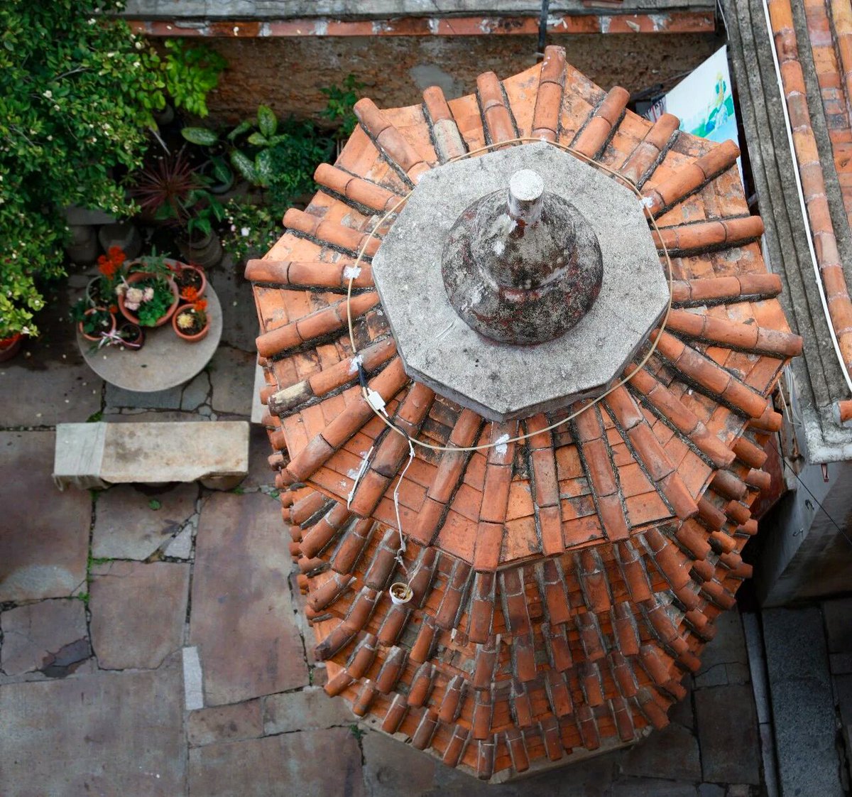 VisitQuanzhou's tweet photo. In the maze of Quanzhou's old streets hides the tower right in the geographical center, called Dingxin. Quietly standing inside a family yard, this ancient city landmark has been watched over for 2 centuries. 🗺️📍
#citycenter #citygeography #explorechina #quanzhou #tower https://t.co/4hFbaSDWuh