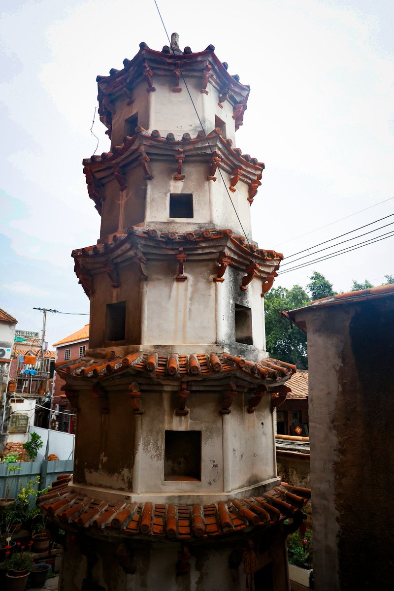 VisitQuanzhou's tweet photo. In the maze of Quanzhou's old streets hides the tower right in the geographical center, called Dingxin. Quietly standing inside a family yard, this ancient city landmark has been watched over for 2 centuries. 🗺️📍
#citycenter #citygeography #explorechina #quanzhou #tower https://t.co/4hFbaSDWuh