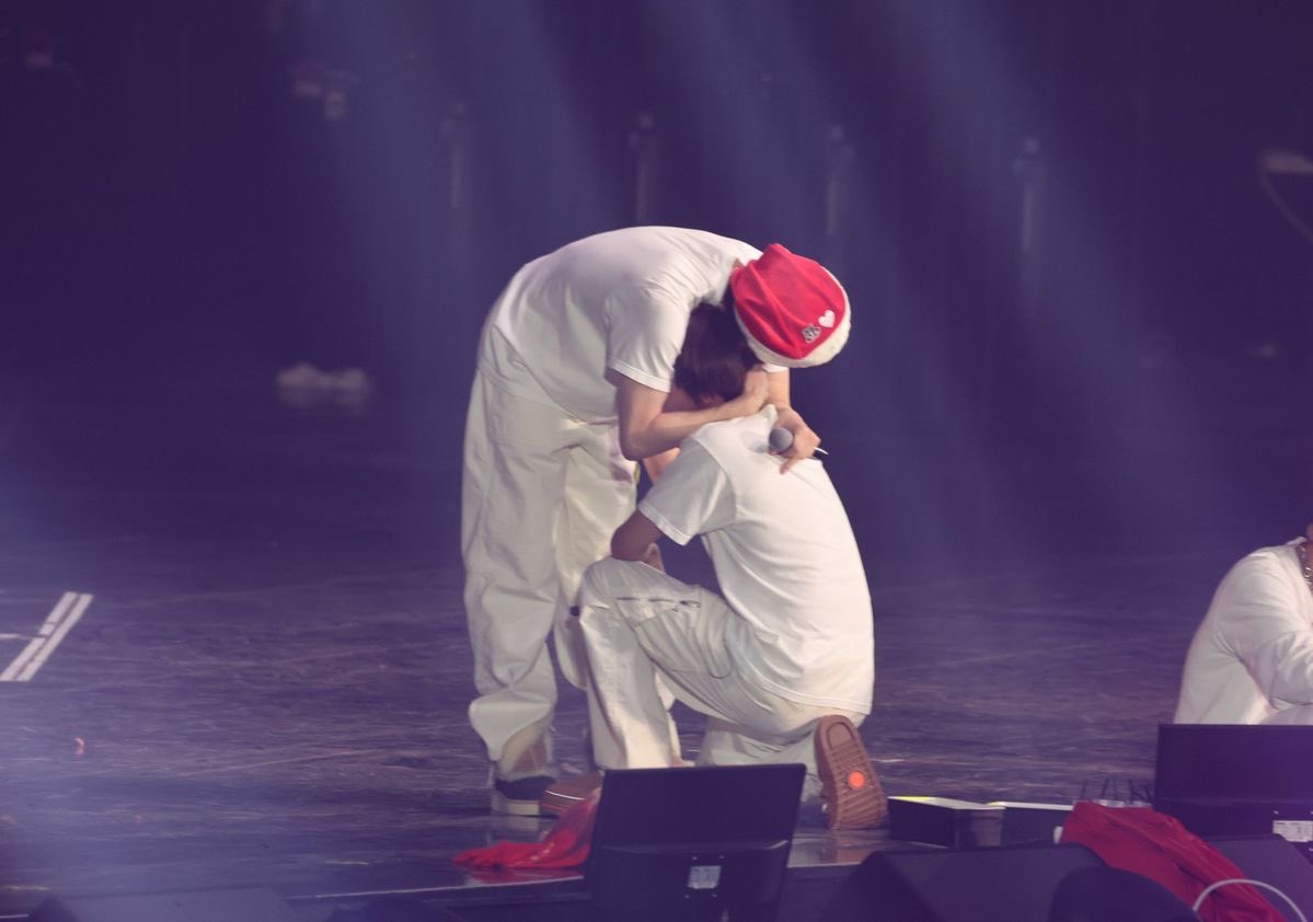 dearmyfoam's tweet photo. 김동이동…
해찬이 볼 감싸안고 바라보는 도영이도
해찬이를 따뜻하게 안아주는 도영이도
그런 도영이한테 폭 안겨서 우는 해찬이도
너무 아름다운 거 같아…………………….. https://t.co/uX3NXmRERz