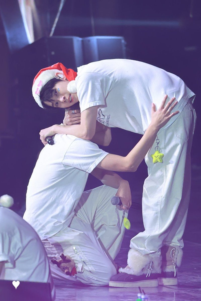 dearmyfoam's tweet photo. 김동이동…
해찬이 볼 감싸안고 바라보는 도영이도
해찬이를 따뜻하게 안아주는 도영이도
그런 도영이한테 폭 안겨서 우는 해찬이도
너무 아름다운 거 같아…………………….. https://t.co/uX3NXmRERz