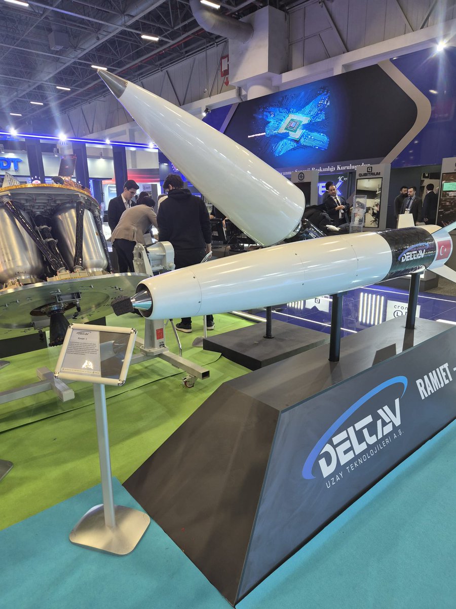 C4Defence's tweet photo. DeltaV’den Yeni Nesil Roket Teknolojileri
Next-Gen Rocket Technologies by DeltaV
DELTAV SAHA EXPO 2026'da; hibrit itki sistemleri, uzay motorları ve yeni nesil roket teknolojilerini sergiledi.
🪩
At SAHA EXPO 2026, #DELTAV showcased hybrid propulsion systems, space engines, and next-generation rocket technologies.
#SAHAEXPO #UzayTeknolojileri #SAHAEXPO2026 #SpaceTech #Aerospace @DeltavUzay