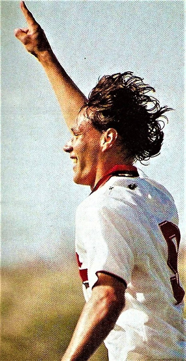 Dex18991's tweet photo. 9 maggio 1993: il Cigno di Utrecht apre le ali per l'ultima volta. 
Ad Ancona, Marco van Basten segna il suo 125° gol col Milan. Non lo sapevamo ancora, ma quel colpo di testa era il bacio d'addio al calcio di un Dio sceso in terra. Inimitabile. Eterno. 🦢 🇳🇱 🔴⚫️ https://t.co/OPBjWojjet