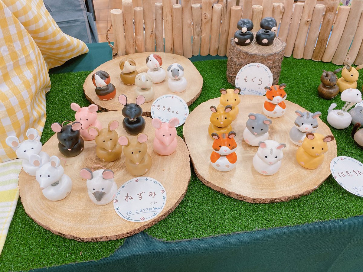 『昼寝をする犬と、遊ぶネズミ』ハンドメイド作品 軽量粘土 さて！お家に帰る事になった写真の子達は、さっそくminneでの販売準備