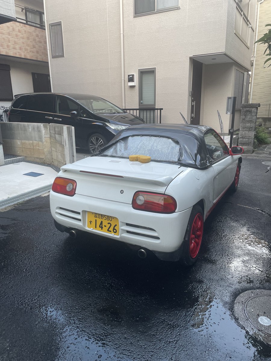 hothachi's tweet photo. 週末メンテ
洗車メンテ
前回の洗車からどの位経つのだろう。
少なくとも、全塗装が3年前。その後2回のった。一回洗車したかな？って感じだ。
今日は遅いので水洗いのみ。
それにしてもサビの多い車だ。
#週末メンテ #ビート #pp1 #旧車 #洗車 https://t.co/l9b3Qf1VGw