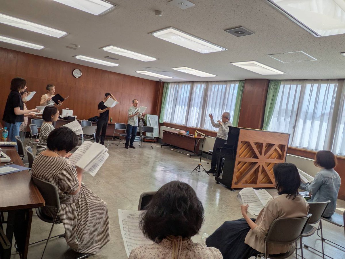 etoadm's tweet photo. 今日は朝から秋島先生練習🎵
Victoriaと萩京子さんの曲を。
お昼休憩挟んで、午後は団内指揮者と駒澤の学生指揮者の曲の合わせました。
長丁場お疲れ様でした！！
今日のおやつは団員からの広島土産、もみじ饅頭🍁(秋島先生は粒あん派)他でした。美味しいものがあるとがんばれますね🥰笑 https://t.co/RtwoAwG7qc