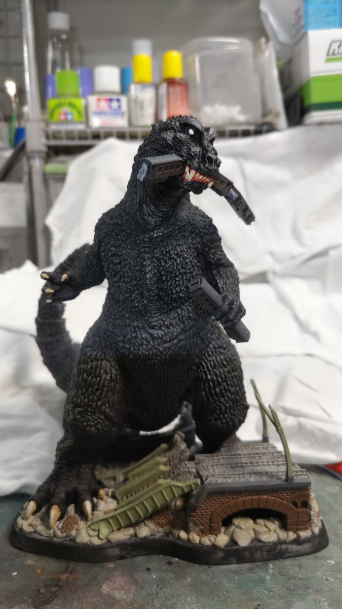freakwavetrip's tweet photo. ARTPLA  ゴジラ Re:イマジネーション
完成しました
作例見た時から怖いゴジラだなと思い、GMKゴジラをイメージした塗装をしました
背びれは蛍光クリアを吹きつけUVライトで光るようにしました
今回から台座にですが塗装でアクリルガッシュを導入しています
#ARTPLA
#プラモデル
#ゴジラ https://t.co/GJY9gl75r8