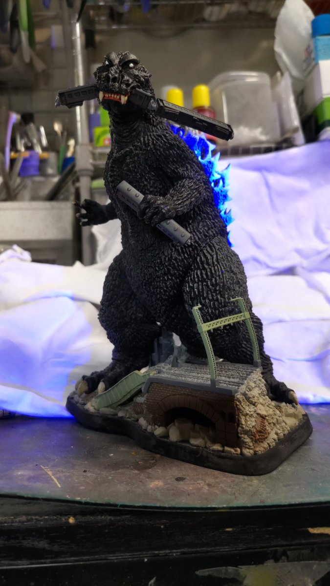 freakwavetrip's tweet photo. ARTPLA  ゴジラ Re:イマジネーション
完成しました
作例見た時から怖いゴジラだなと思い、GMKゴジラをイメージした塗装をしました
背びれは蛍光クリアを吹きつけUVライトで光るようにしました
今回から台座にですが塗装でアクリルガッシュを導入しています
#ARTPLA
#プラモデル
#ゴジラ https://t.co/GJY9gl75r8