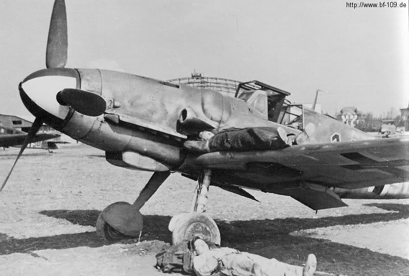 Bubi_Hartmann_'s tweet photo. 戦闘機を枕に。 https://t.co/rziCVWShcp