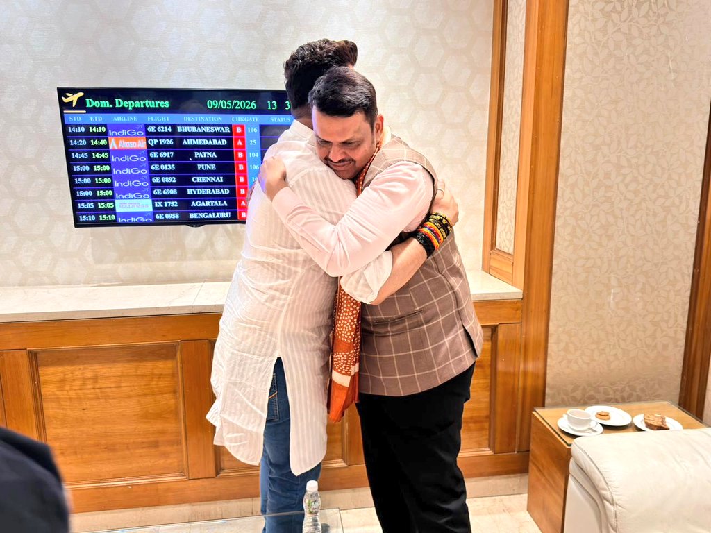 LJP4India's tweet photo. आज कोलकाता हवाई अड्डे पर राष्ट्रीय अध्यक्ष सह केंद्रीय मंत्री आदरणीय श्री @iChiragPaswan जी की महाराष्ट्र के माननीय मुख्यमंत्री श्री @Dev_Fadnavis जी एवं @BJP4India के राष्ट्रीय अध्यक्ष माननीय श्री @NitinNabin जी ��े मुलाकात हुई। https://t.co/HpnZqCOo2e