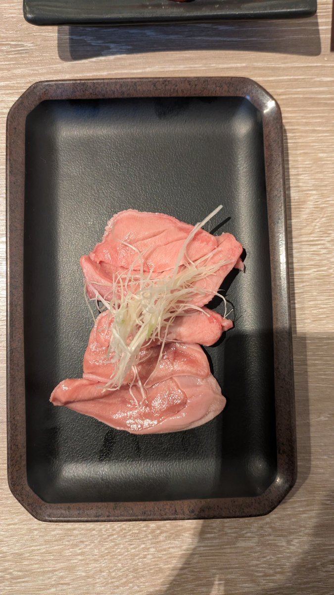luna_shingetsu's tweet photo. ジンジン！ジンギスカン！ジンジンジンジンジンギスカン！
#ルナの北海道旅 #Day3 #旅行 https://t.co/C2ow8GWify