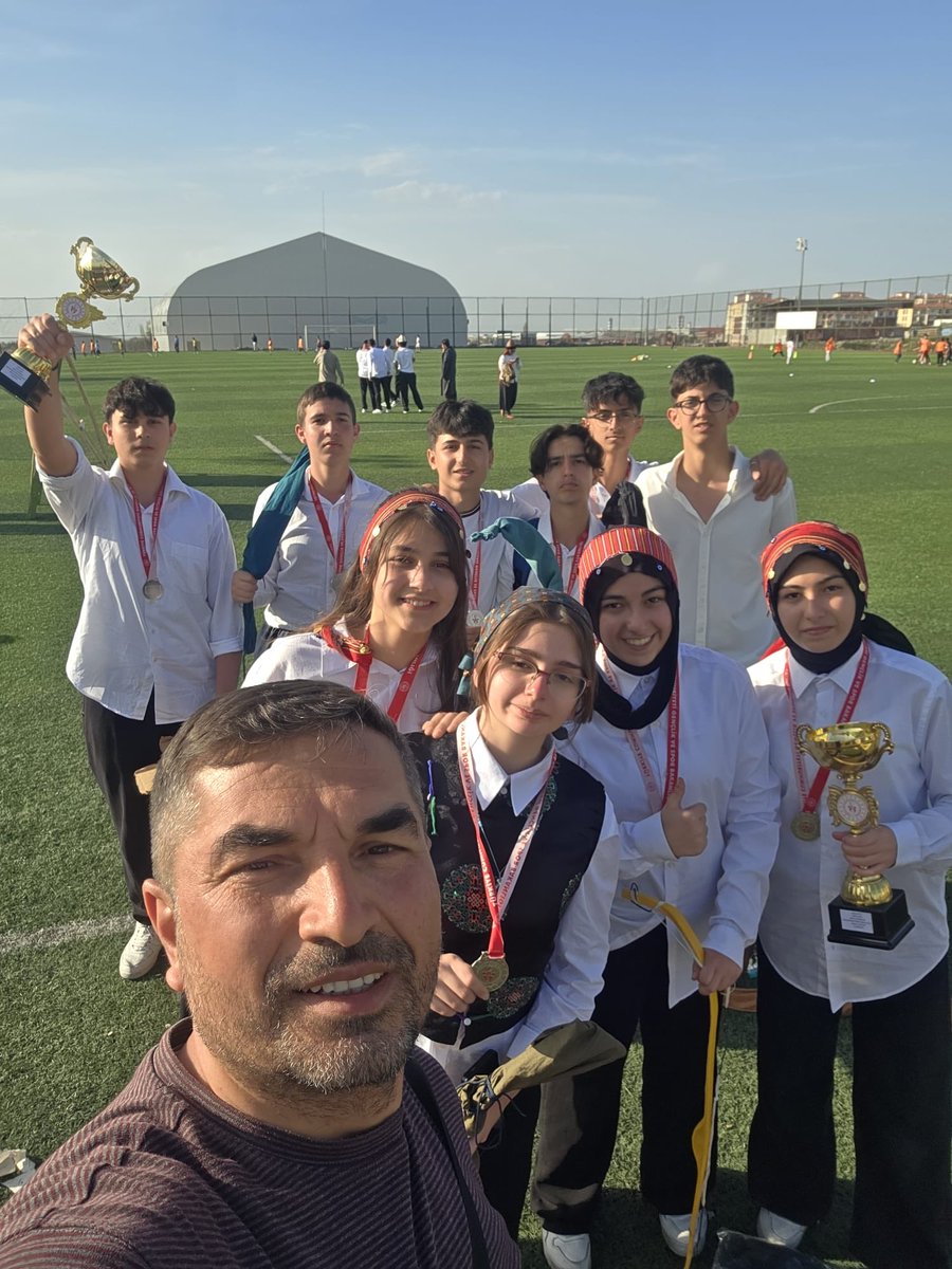 ayd_fen's tweet photo. Okul sporları kapsamında düzenlenen Geleneksel okçuluk Genç kızlar ,Genç erkekler B ve genç erkekler A kategorilerine 3 takımla  katılan okulumuz her 3 kategoride il https://t.co/gpK1JErUF7 olmuştur. Öğrencilerimizi ve öğretmenimiz Tuncay KOCAMAN ‘ı tebrik ediyoruz.@ArapgirMem44 https://t.co/mtkUawRS5c