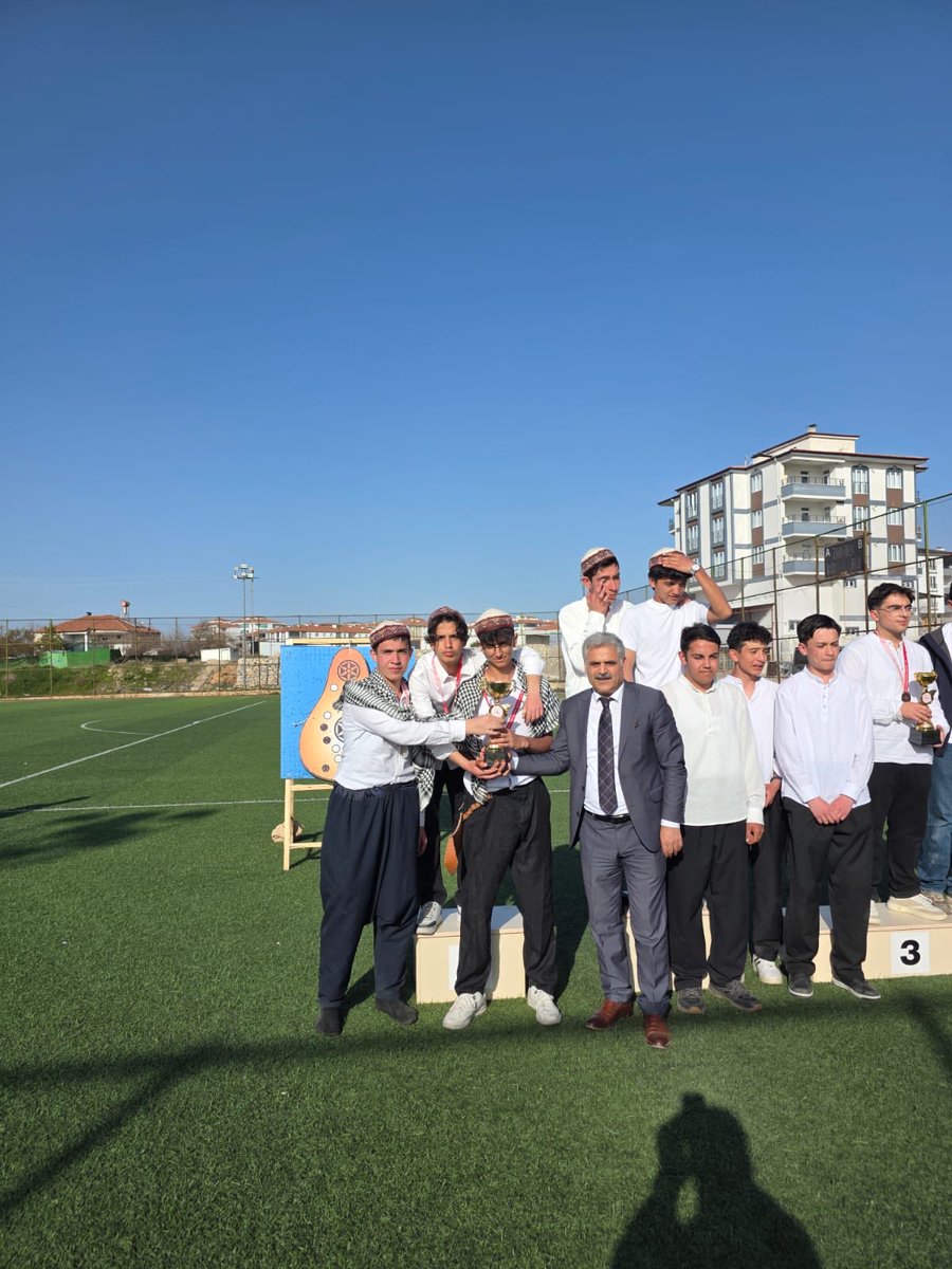 ayd_fen's tweet photo. Okul sporları kapsamında düzenlenen Geleneksel okçuluk Genç kızlar ,Genç erkekler B ve genç erkekler A kategorilerine 3 takımla  katılan okulumuz her 3 kategoride il https://t.co/gpK1JErUF7 olmuştur. Öğrencilerimizi ve öğretmenimiz Tuncay KOCAMAN ‘ı tebrik ediyoruz.@ArapgirMem44 https://t.co/mtkUawRS5c