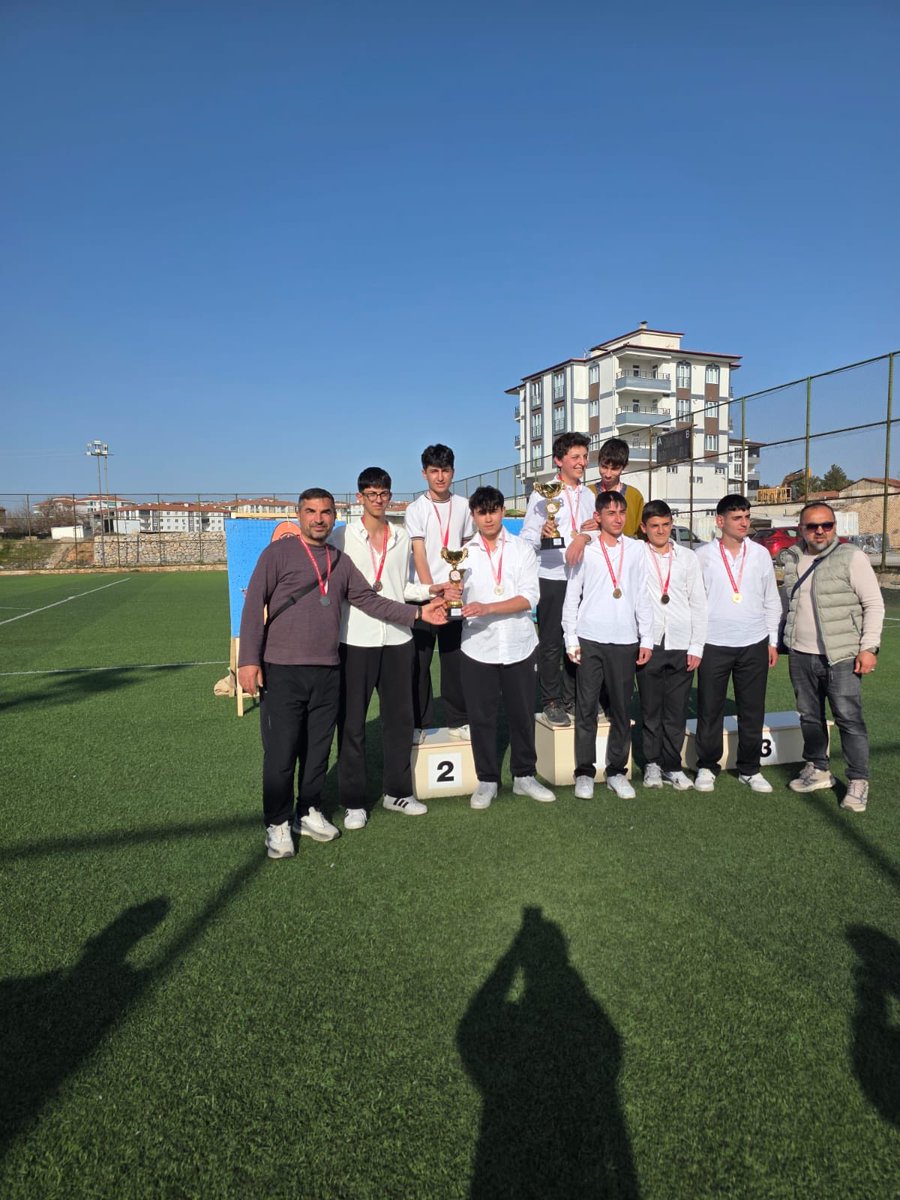 ayd_fen's tweet photo. Okul sporları kapsamında düzenlenen Geleneksel okçuluk Genç kızlar ,Genç erkekler B ve genç erkekler A kategorilerine 3 takımla  katılan okulumuz her 3 kategoride il https://t.co/gpK1JErUF7 olmuştur. Öğrencilerimizi ve öğretmenimiz Tuncay KOCAMAN ‘ı tebrik ediyoruz.@ArapgirMem44 https://t.co/mtkUawRS5c
