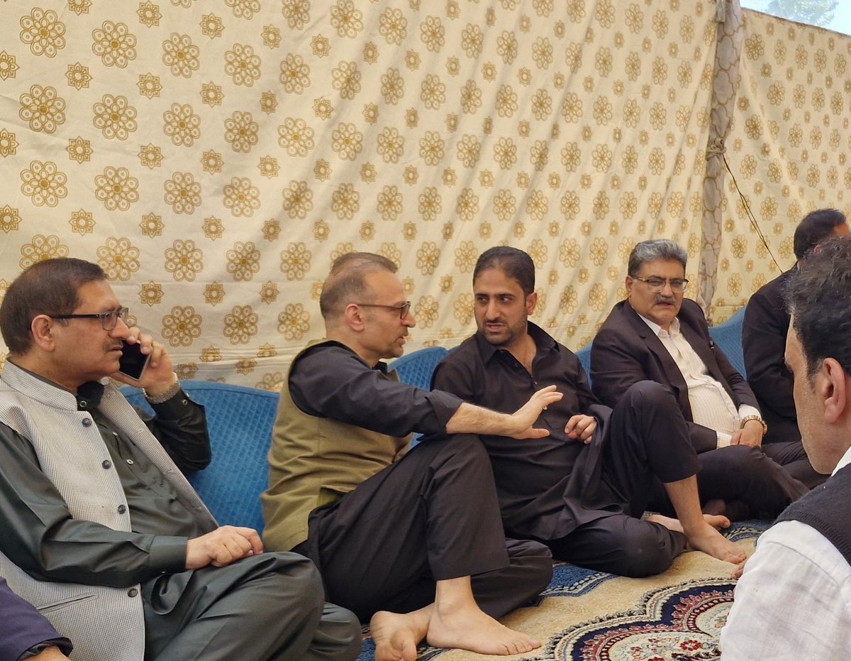 Junaid_Mattu's tweet photo. Visited Iskanderpora, Beerwah to extend my heartfelt condolences to @hussain_imtiyaz Sahab on the demise of his respected father.

May Allah grant the departed soul a place in Jannat-ul-Firdaus. Ameen. https://t.co/rSxC9ClcCm