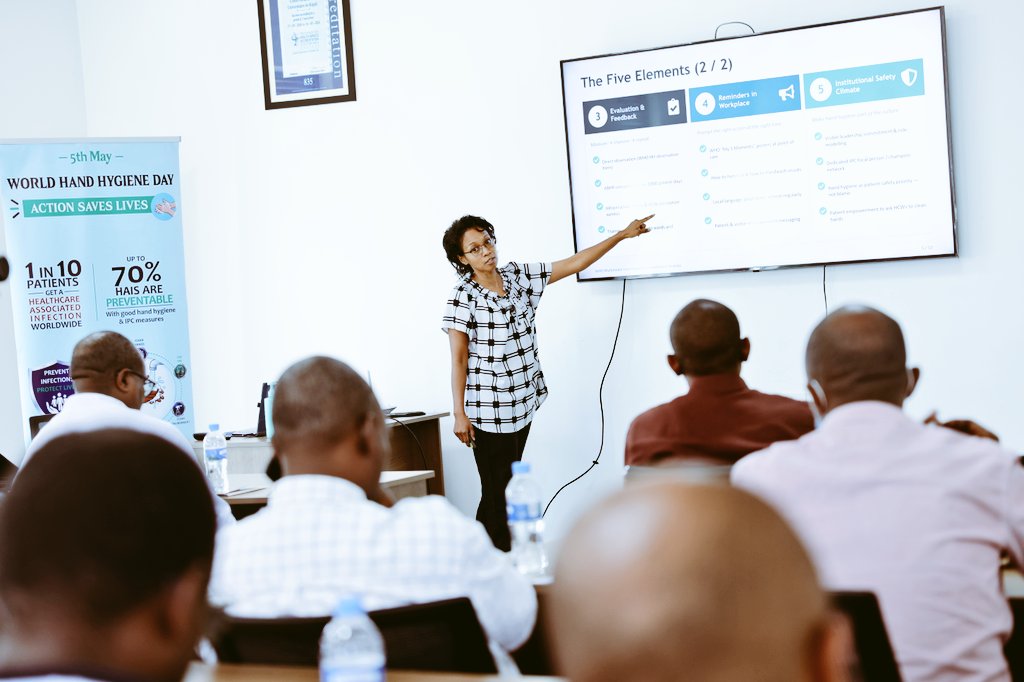HospitalChuk's tweet photo. Umuyobozi Mukuru wa #CHUK @DrMpunga ku wa Gatanu, yibukije ko isuku y'intoki/ibiganza ari ingenzi mu gukumira indwara z'ibyorezo. Yabigarutsehu ubwo hasozwaga Icyumweru cy'isuku y'intoki,mu gihe isi yizihizaga Umunsi mpuzamahanga w'isuku y'intoki, tariki 5 Gicurasi...1/2 https://t.co/XIJLhjg04h