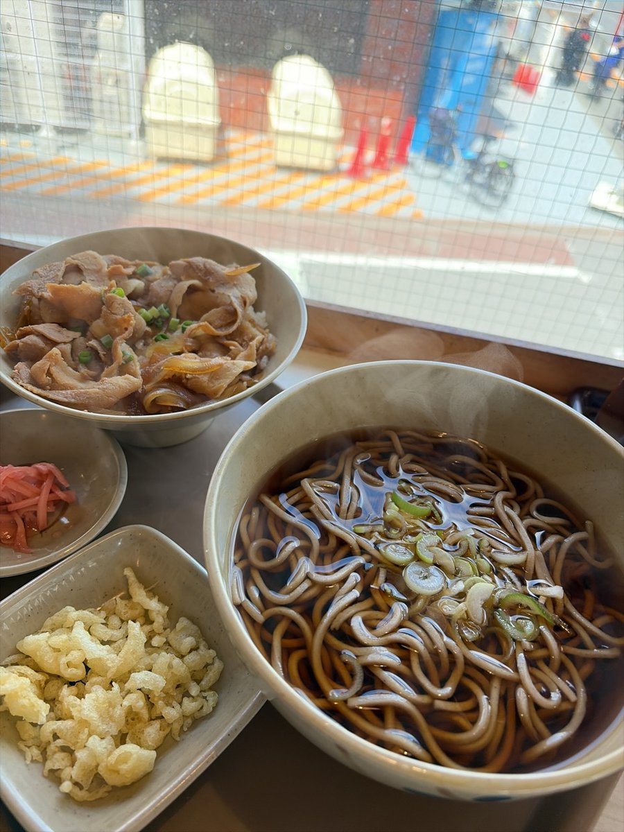 m21c's tweet photo. 昼下がりのそば太田は半分程度の席が埋まっていた。揚げ物は控えて… ブタニクドンセット・アタタカイカントウツユ・ソバデ を唱えた。ミニ丼でないとキツく感じるお年頃になってきて悲しい。 #tachisoba https://t.co/fchkpvexg8