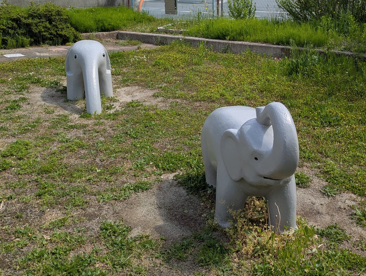 前後で画風が異なる象の像