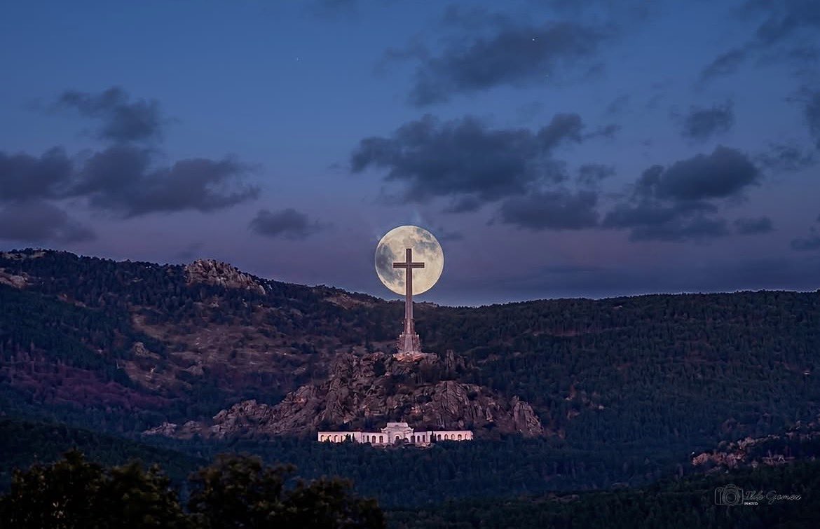 Stat crux dum volvitur orbis / El mundo gira, la cruz permanece