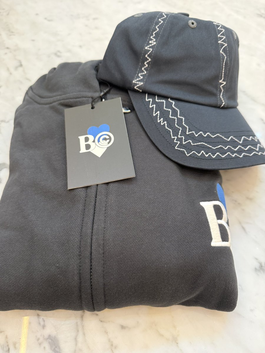 biid202634's tweet photo. 界隈の件で😠だったけど、コラボ商品届いて落ち着きを取り戻そうとしているところ
あーやっぱりTシャツ買っとけば良かった🥺
間違えてたくさん買っちゃったわ〜💦って方いらっしゃいましたら喜んで買い取ります🙋‍♀️ｲﾅｲﾖﾈ https://t.co/uOmlCBJkMS