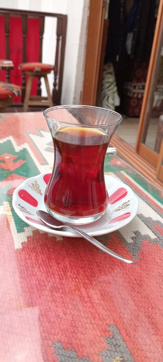 Peraiz1Pera's tweet photo. Esnaf çayı iyidir, arabesk candır. https://t.co/cYvuJ3Fh8a
