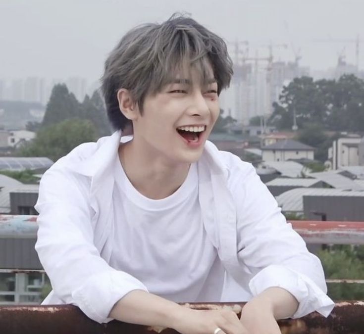 pancaroba 

awalnya musuhan, tau-tau perhatian. yang satu biang onar, yang satu lagi demen bikin kerusuhan. kapten dan panglima, ini kisah remaja mereka

— hyunin/hyunjeong au