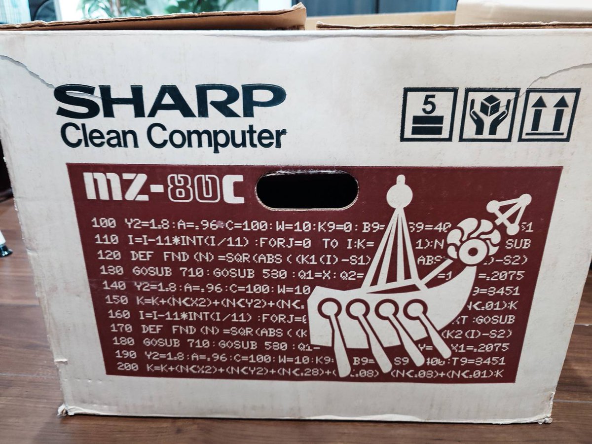 今気づいたけど、朝買ってきたパソコンの箱をよく見ると、プログラムが