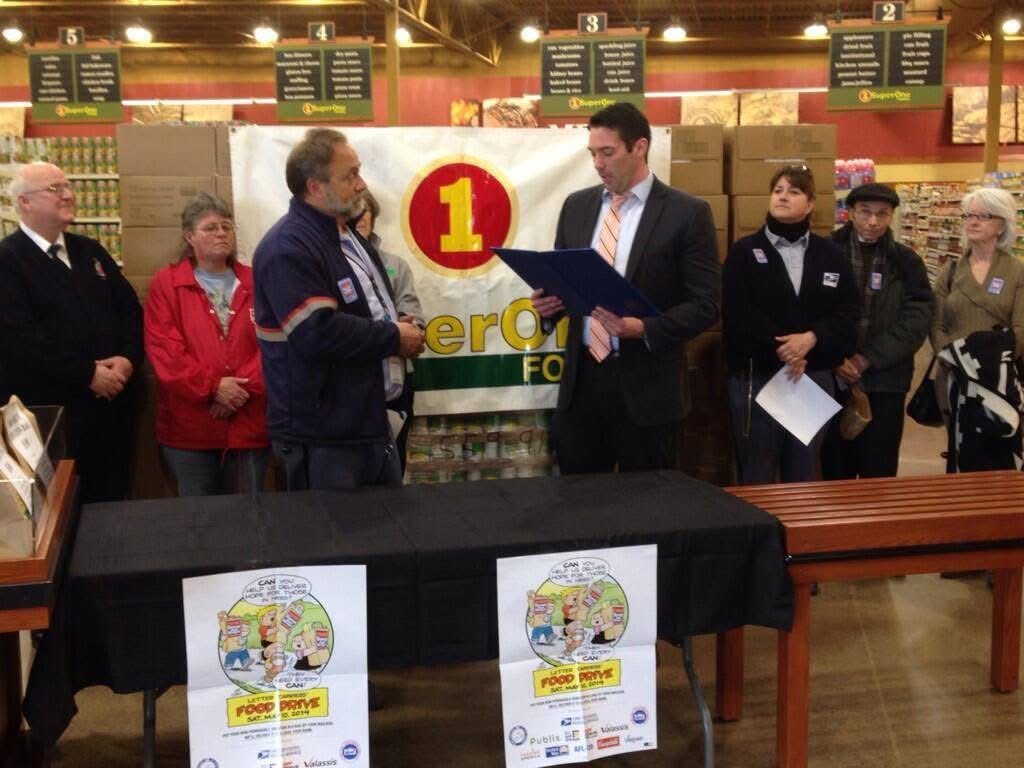 DanielFanning's tweet photo. It's #StampOutHungerDay! Please remember to leave a non-perishable food items in a bag near your mailbox. Thank You National Association of Letter Carriers which partners with USPS, unions, United Way and businesses for this cause. Donations are distributed to local food banks. https://t.co/fUKSLOYzLd