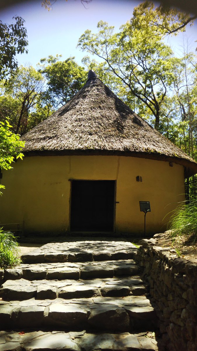 砂糖しめ小屋

江戸時代後期、砂糖は讃岐の特産品であり、塩・綿と並び讃岐三白と称された。
讃岐平野にはサトウキビ畑とそれを搾る砂糖しめ小屋が点在していた。