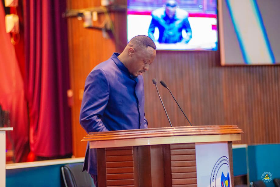 Ruphin_Mukinayi's tweet photo. #SNEL

Assemblée nationale : Teddy Lwamba défend les efforts de la SNEL face aux défis de la desserte électrique

Lors d’une séance plénière tenue ce vendredi 8 mai à Assemblée nationale, le Directeur Général de la SNEL, le Prof, Dr, Ir, Teddy Lwamba Muba, a répondu aux neuf préoccupations soulevées par le député national Muyombi Tshumbi Jethro concernant la situation de la desserte en énergie électrique en République démocratique du Congo.

Face aux élus nationaux, Teddy Lwamba a apporté des éclaircissements détaillés sur les difficultés que traverse le secteur énergétique, tout en mettant en avant les efforts réalisés par la SNEL en moins d’une année sous sa direction.

Le Directeur Général de la SNEL a expliqué que les perturbations observées dans la fourniture de l’électricité sont principalement liées à la vétusté des infrastructures, à certaines pratiques irrégulières des abonnés ainsi qu’aux contraintes réglementaires qui pèsent sur le secteur. Malgré ces défis, il a rappelé le rôle stratégique que joue la SNEL dans la contribution au budget national et dans le développement économique du pays.

Teddy Lwamba a également annoncé des avancées majeures dans les projets d’investissement énergétique. En collaboration avec le ministère du Portefeuille ainsi que celui des Ressources hydrauliques et de l’Électricité, la SNEL prévoit de développer un important projet hydroélectrique sur la rivière Inkisi, capable de produire 250 mégawatts en 36 mois.

Un projet longtemps resté sans évolution depuis près de 40 ans, mais qui connaît aujourd’hui une relance significative grâce à la nouvelle dynamique impulsée par la direction générale de la SNEL. En moins de six mois, Teddy Lwamba affirme avoir réussi à mobiliser les financements nécessaires et à susciter l’intérêt de plusieurs partenaires privés pour accompagner cette ambition énergétique.
