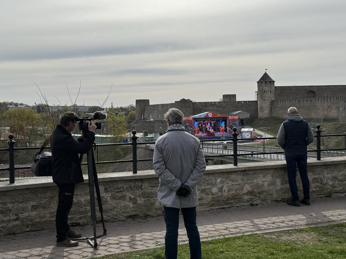 EmmanuelMignot2's tweet photo. May 9th 🇪🇺 in Narva. More journalists than anybody else to watch the other side 3 big screens https://t.co/vbBHCyBl4Z