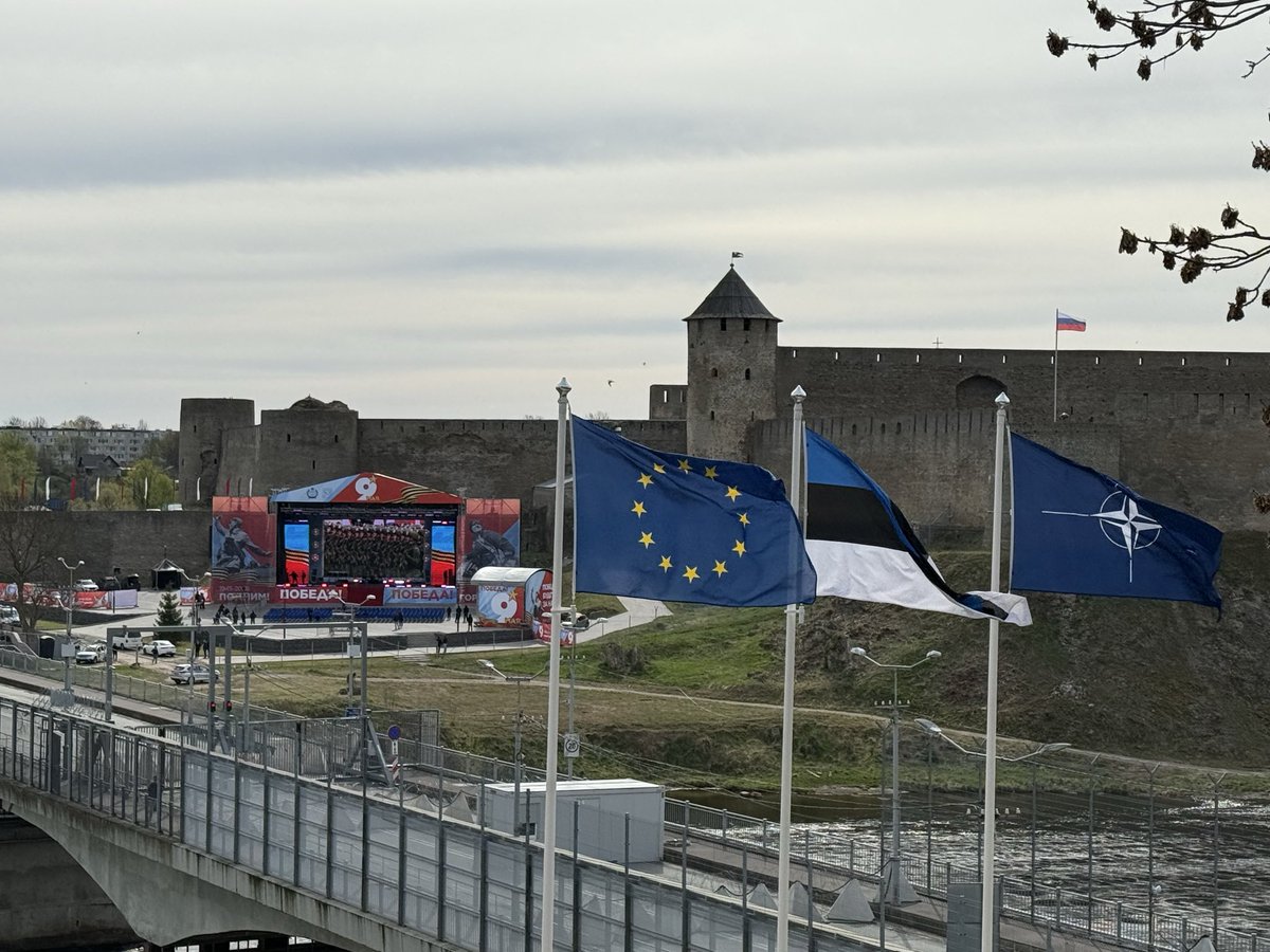 EmmanuelMignot2's tweet photo. May 9th 🇪🇺 in Narva. More journalists than anybody else to watch the other side 3 big screens https://t.co/vbBHCyBl4Z