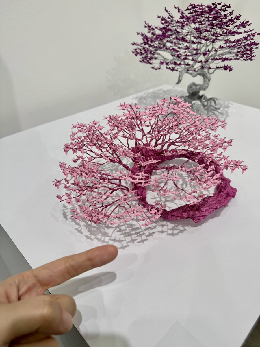 tinyjoyslor's tweet photo. Each origami crane made by Naoki Onogawa, is about the size of my finger or maybe smaller! 😳

#naokionogawa #origami #paperart #bonsai #papercrane https://t.co/CYyyKP3RrD