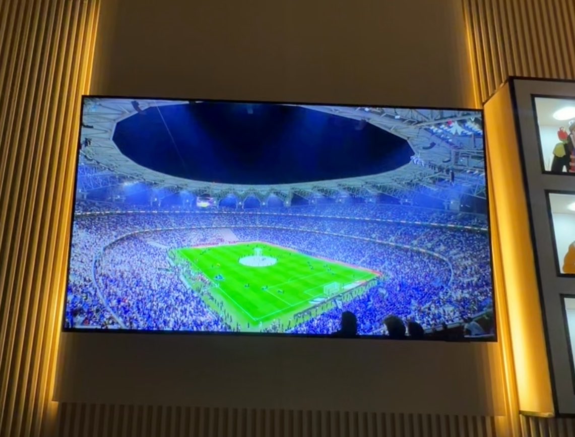 المباراة بالرياض أم جدة أم كُل الملاعب هي أرضه !!
لازلت اكرر وأعيد جمهور الهلال هو الاروع وشعبيته هي الاكثر ، فقط ينقصه ملعب يليق بهذا المدرج العظيم ، شعبية الهلال مو مقتصره فقط بالرياض بل بكل مكان وتزداد مع كثرة البطولات فكل شخص طبيعي يبحث عن السعادة #الهلال_و_أغلى_الكؤوس