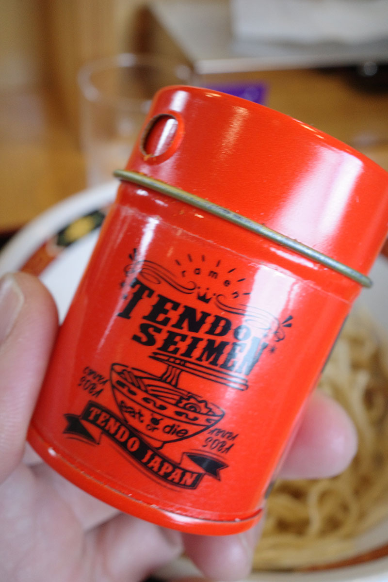 psyzans's tweet photo. 前回食べ損ねたX300のリベンジを果たすべくまた天童製麺さんへ。中華小の麺を片付けた段階で300コール。
X300こと和え玉はタレに絡めたパツパツの細麺。そのまま食べてもスープに浸けてもラーメンの具を奢っても旨かった。さすが製麺屋さん。細麺も旨い。
とうとう真のハッピーセットを拝んだぜ。 https://t.co/wBNR6b5zPv