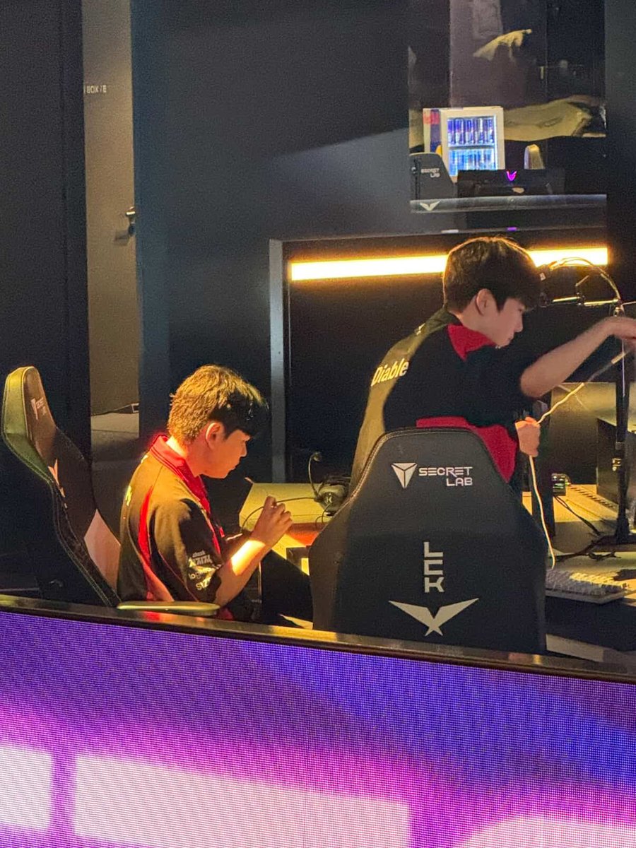 llllllippermoon's tweet photo. Fighting… https://t.co/UElIM9KkDM