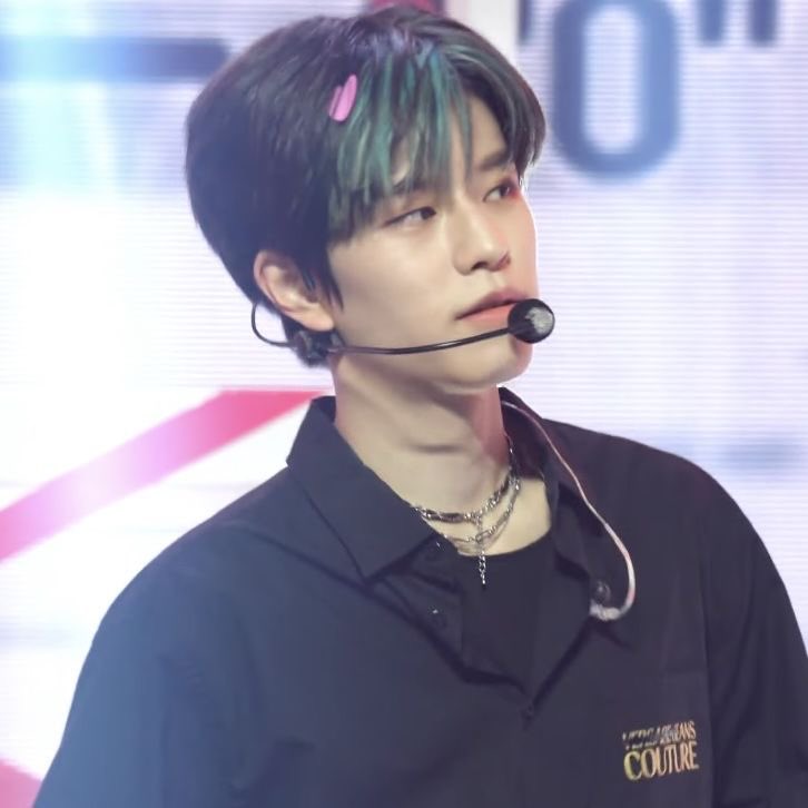 me and oomf were talking about jungsu’s hair a while back and how they shouldve dyed the blonde roots different colors instead just like how skz seungmin’s blonde highlights were played around with and was dyed different colors. Are u guys seeing the vision