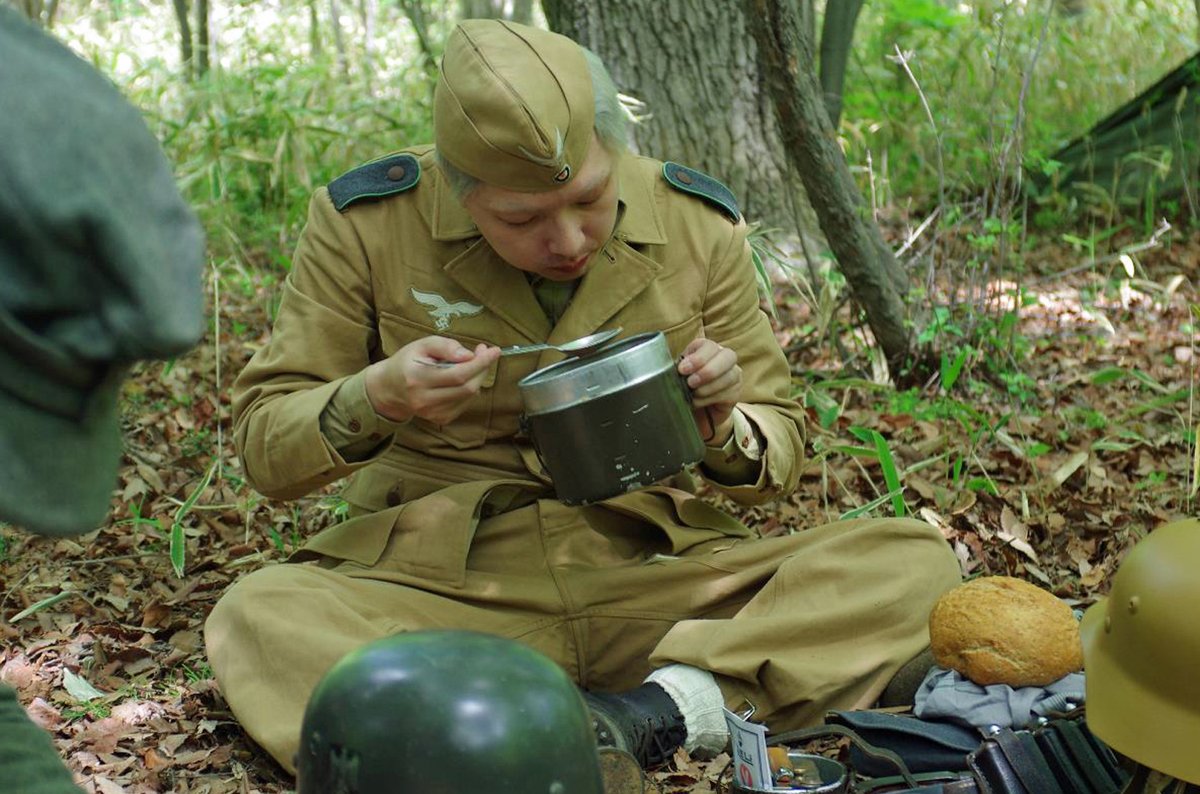 Volcano0908's tweet photo. Italian Front 1944 イベントレポート(6)
食事もリエナクトにおける重要な要素の1つ。
まさに「腹が減っては戦はできぬ」、しっかり食べましょう。
食べ終わって汚れた飯盒は、パンでこそぎ落とすように拭い、少しでもきれいにする。
#ItalianFront1944
#VolcanoCosplay https://t.co/5CYGxGF6dA