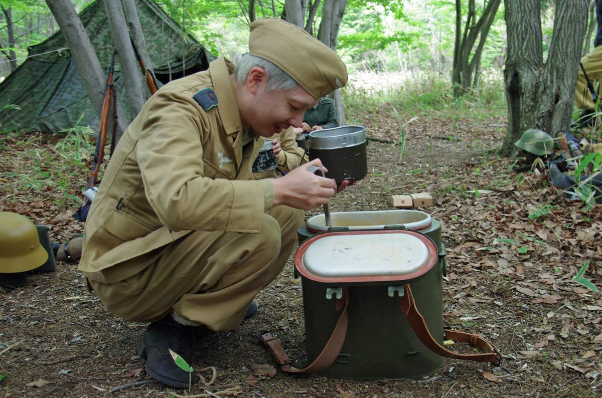Volcano0908's tweet photo. Italian Front 1944 イベントレポート(6)
食事もリエナクトにおける重要な要素の1つ。
まさに「腹が減っては戦はできぬ」、しっかり食べましょう。
食べ終わって汚れた飯盒は、パンでこそぎ落とすように拭い、少しでもきれいにする。
#ItalianFront1944
#VolcanoCosplay https://t.co/5CYGxGF6dA