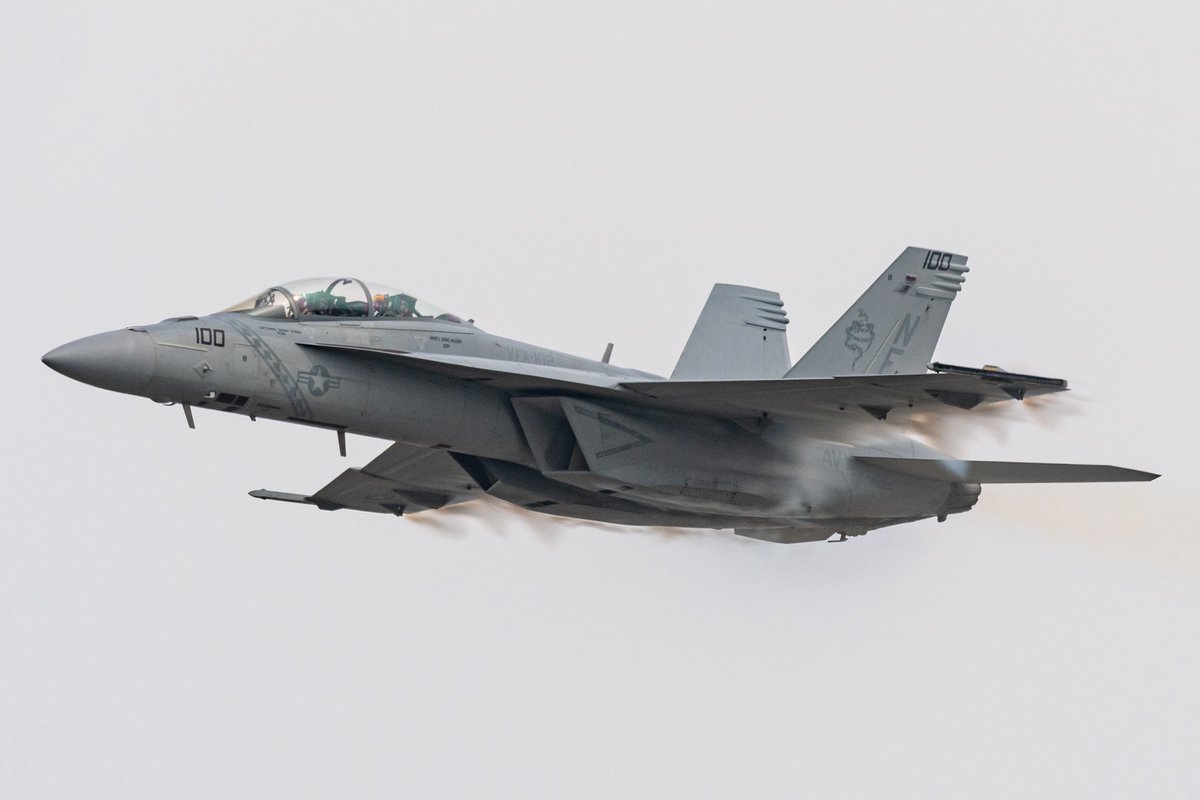 787kb's tweet photo. F-18のデモフライト、35に負けじと頑張ってましたね https://t.co/PmNGaGnbWD
