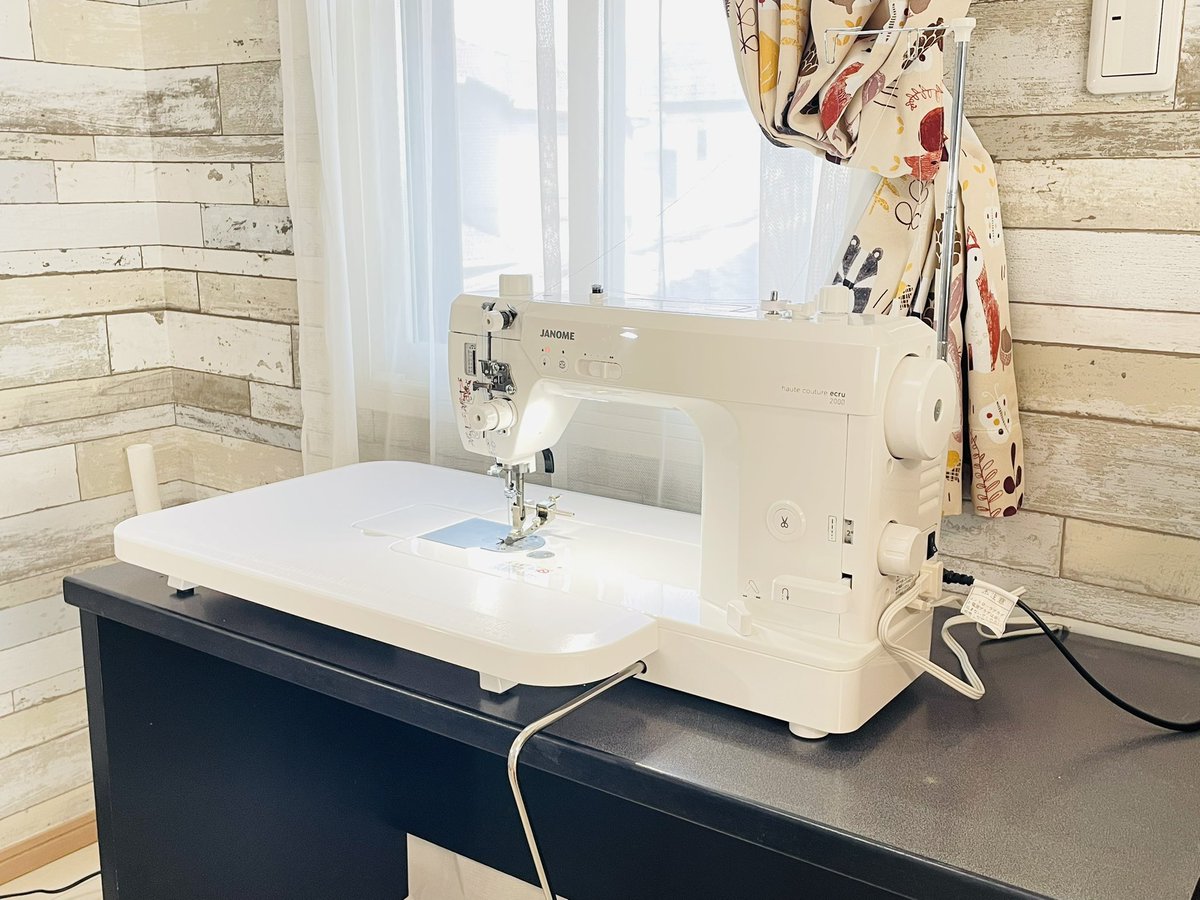 hasegawamishin's tweet photo. 【最高峰モデル 2機種納品】
職業用ミシンとロックミシン、それぞれ最高峰モデルの納品です。
①JANOME haute couture ecru 2000
⭐️付属品の充実
⭐️フロートモード(インジケーター付き)
⭐️ローラー押さえ付き
②baby lock Sakura
⭐️便利なエアー針糸通し
@hasegawamishin
#janome #babylock https://t.co/U27Hmot0M1