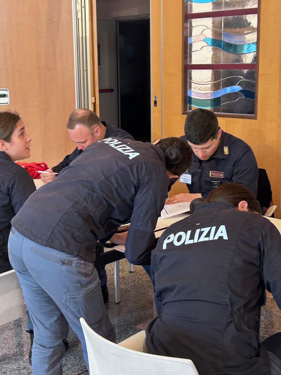 poliziadistato's tweet photo. Alla Scuola Superiore di Polizia a Roma i giovani allievi commissari del 115° corso hanno dato prova di una grande sensibilità aderendo a una giornata dedicata alla donazione del sangue👇
https://t.co/xVumWyaY5X
#essercisempre #9maggio #ivaloricheciuniscono https://t.co/Wk4aYBKzpZ