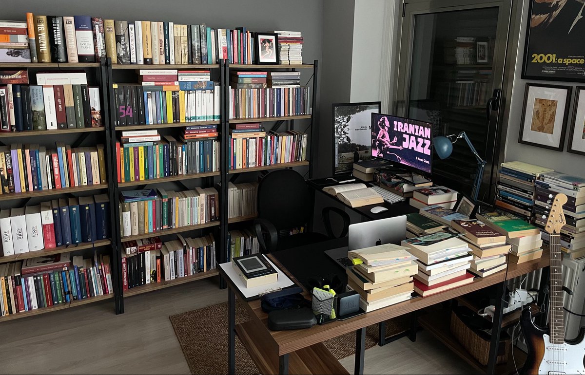 rokossovs1's tweet photo. Çalışma masam, masaya yeni katılan kitaplar, okuma köşesi ve küçük bi sinema kitaplığı... Sığınma alanlarım. https://t.co/vtt2x2vMA3