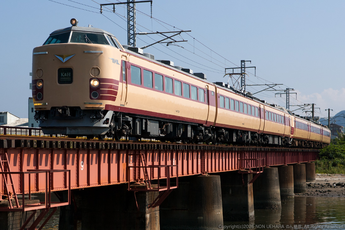 NON_Uehara's tweet photo. #485系,#DK9,#DO32
2010年、緑色485系DK9が国鉄色に
(1)霧島神宮-南霧島(信),(2)広木-鹿児島中央
塗り替え後初走行
(3)鹿児島中央-広木,(4)伊集院-薩摩松元
カコ485試運転でクハが試運転幕を掲出するのは超レア(試運転時クモハ試運転幕,クハK&H幕orきりしま幕)
(5),(6)並び
(7)DK9+DO2きりしま https://t.co/EXariZAVDR
