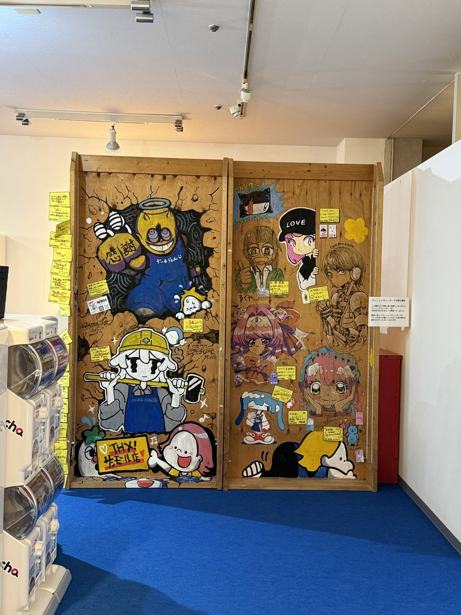 stansunmall's tweet photo. サンモール5F‼️
ガチャのお店が移転・拡大👏

旧ヴィレッジヴァンガード区画に
「HAPPY GACHA LAND」が
リニューアルオープンしたのだ👍

ガチャはもちろん、
ゲーム🔫🥊も楽しめる
スペースにパワーアップ✊✨

ヴィレッジさんの閉店後、
少し寂しくなっていた5Fに、
新しいにぎわいが🙌😭

ぜひ遊びに来てほしいのだ🙏

我輩スタンがいたら、
一緒にゲームしましょう🤭

あ、そうそう💡
ガチャとゲーセンの区画なんですが、
店内には、ヴィレッジさんの
面影？痕跡を感じられる場所が🤏

そちらも見に来てもらえたら
嬉しいのだ☺️

https://t.co/ZUxorcydVd