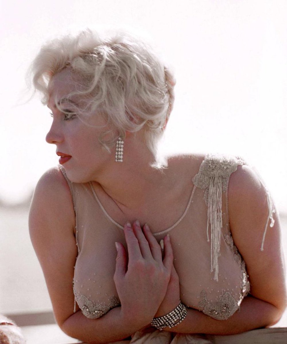 For_Film_Fans's tweet photo. Marilyn on the Coronado Island set of 

SOME LIKE IT HOT (1959) https://t.co/swNRW6Z7dT